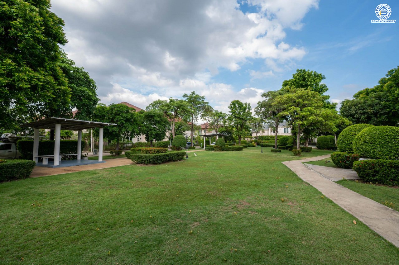 บ้านมือสองตกแต่งใหม่  โครงการ ธารา ราชพฤกษ์-ปิ่นเกล้า บ้านสวย พร้อมอยู่ เนื้อที่ 88.2 ตร.ว. ฟังก์ชัน 3 ห้องนอน 4 ห้องน้ำ 1 ห้องแม่บ้าน จอดรถได้ 2 คัน บนทำเลเชื่อมต่อถนนกาญจนาภิเษก ใกล้รถไฟฟ้าสายสีแดง "สถานีตลิ่งชัน" และจุดขึ้นทางด่วน "ศรีรัช" รายล้อมด้วยสิ่งอำนวยความสะดวกครบครัน